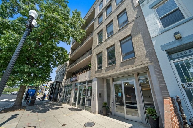 Building Photo - Unique // 2 Bedroom and 2 Bathroom Condo//...