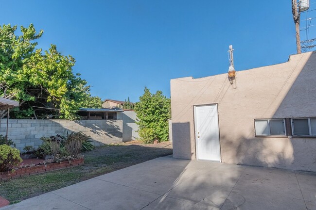 Building Photo - Beautiful 2 Bed +office, den garage, 1 Bath