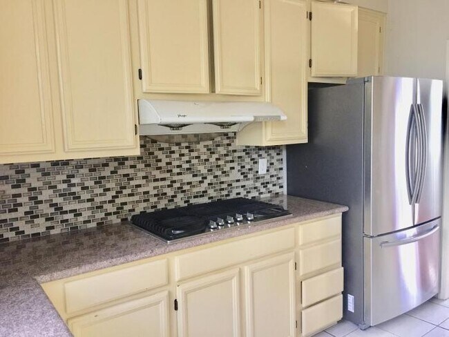 Building Photo - 3 bedroom in Redwood City CA 94065