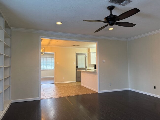 Building Photo - 8606 Holiday Dr