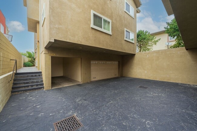 Building Photo - Spacious and Quiet Hawthorne Home!