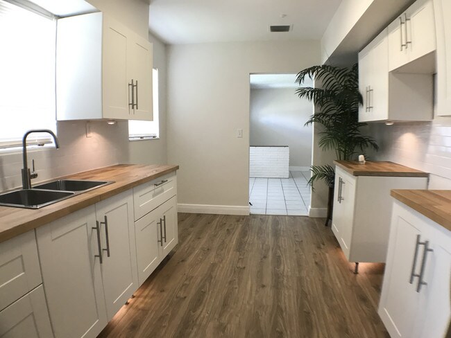Building Photo - Hot Property in Miami Gardens