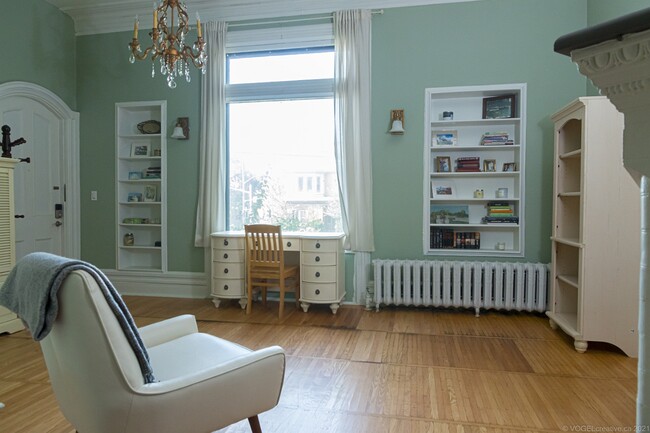 Foyer/Office - 347 Queen St S