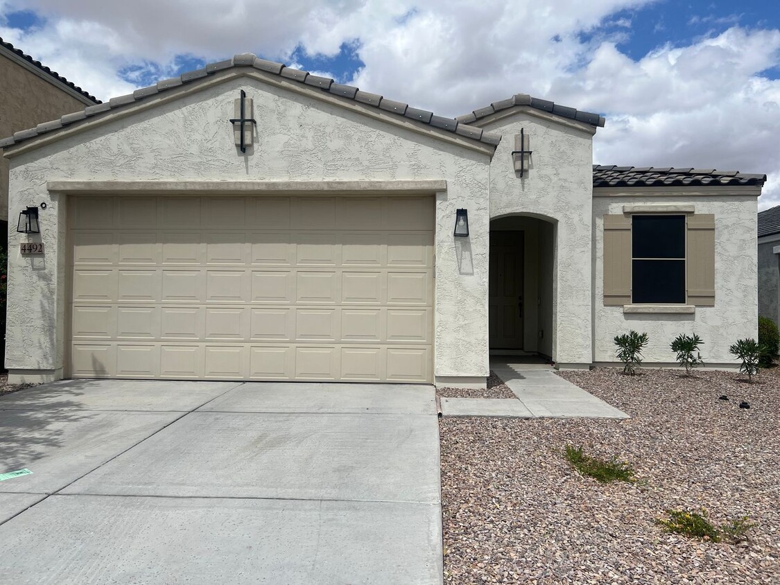 Foto principal - 4 Bed 2 Bath in San Tan Ridge Community