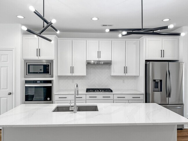 Building Photo - Breathtaking Townhome in Cosby Village!