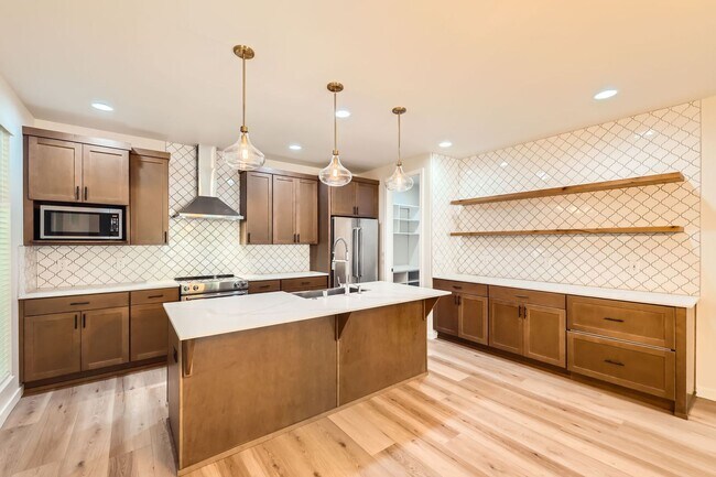 Building Photo - Newly Remodeled 3Bed/3Bath Home in the Hea...