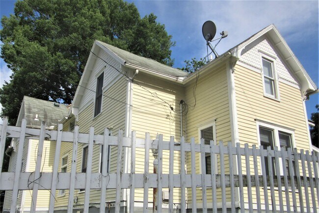 Building Photo - 704 N Randolph St