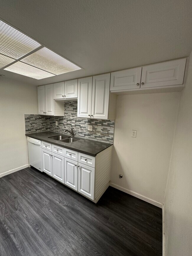 Building Photo - 9121 Nasreen Dr