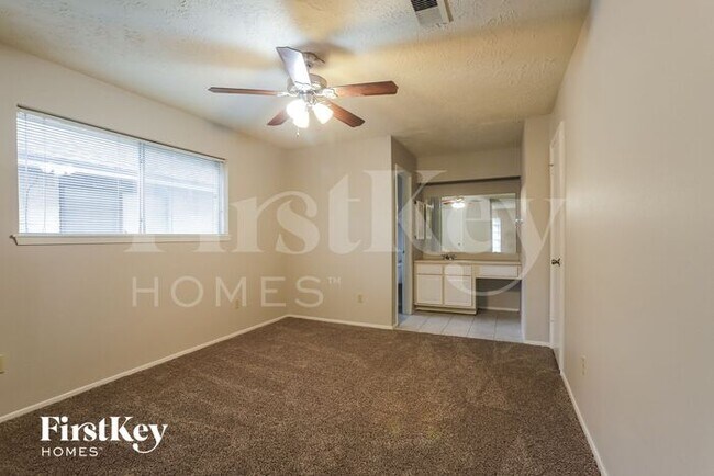 Foto del edificio - 6114 Knotty Post Ln