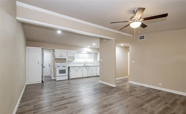 Building Photo - 4713 Dahlia Ln