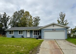 Building Photo - 703 Maple Dr