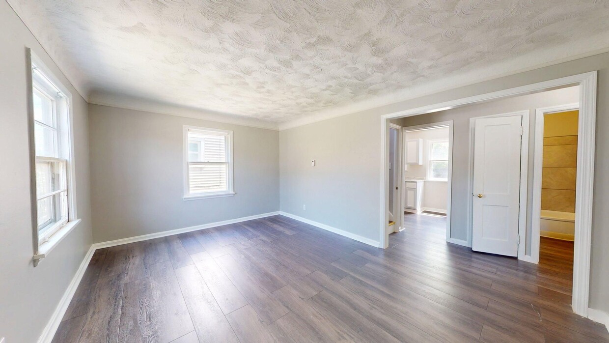 Foto principal - W.130th-Bellaire neighborhood, updated 3 b...