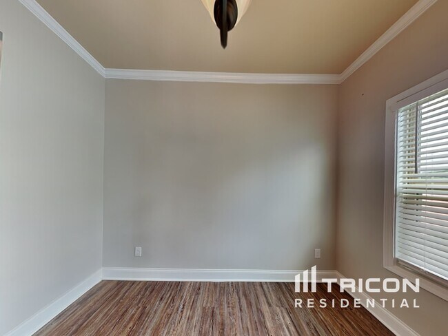 Foto del edificio - 2433 Walker Dr