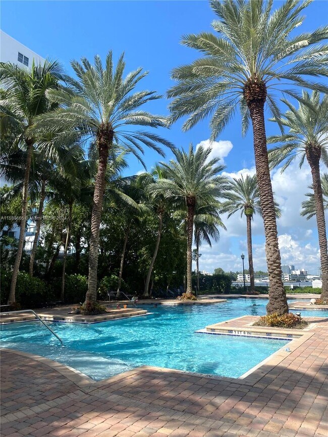 Foto del edificio - 17100 N Bay Rd