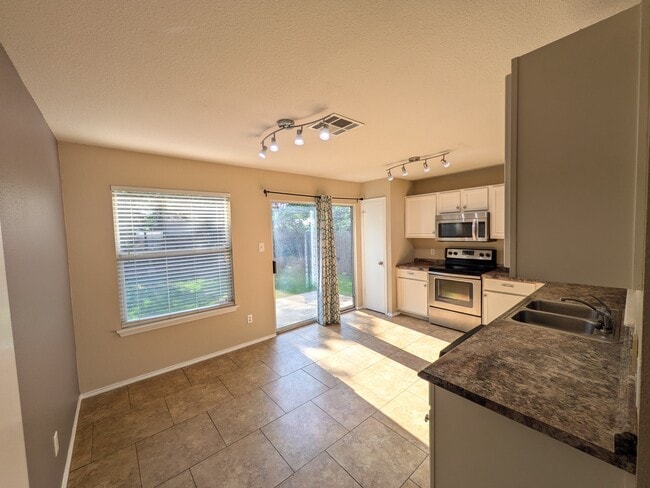 Building Photo - 133 Carolyns Way