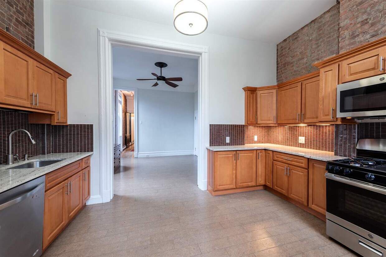 Primary Photo - 207 8th St