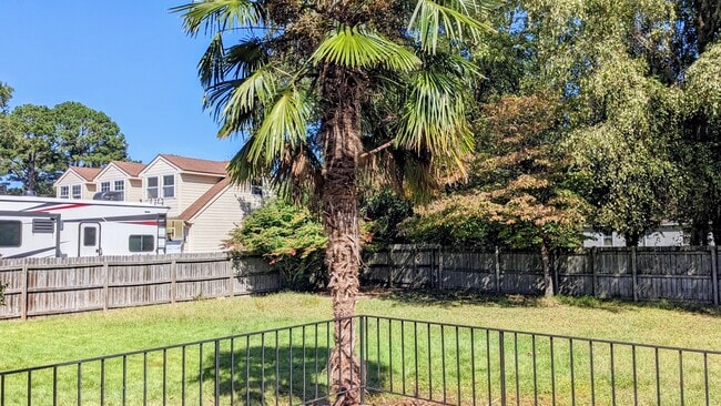 Building Photo - 729 Willow Oak Dr