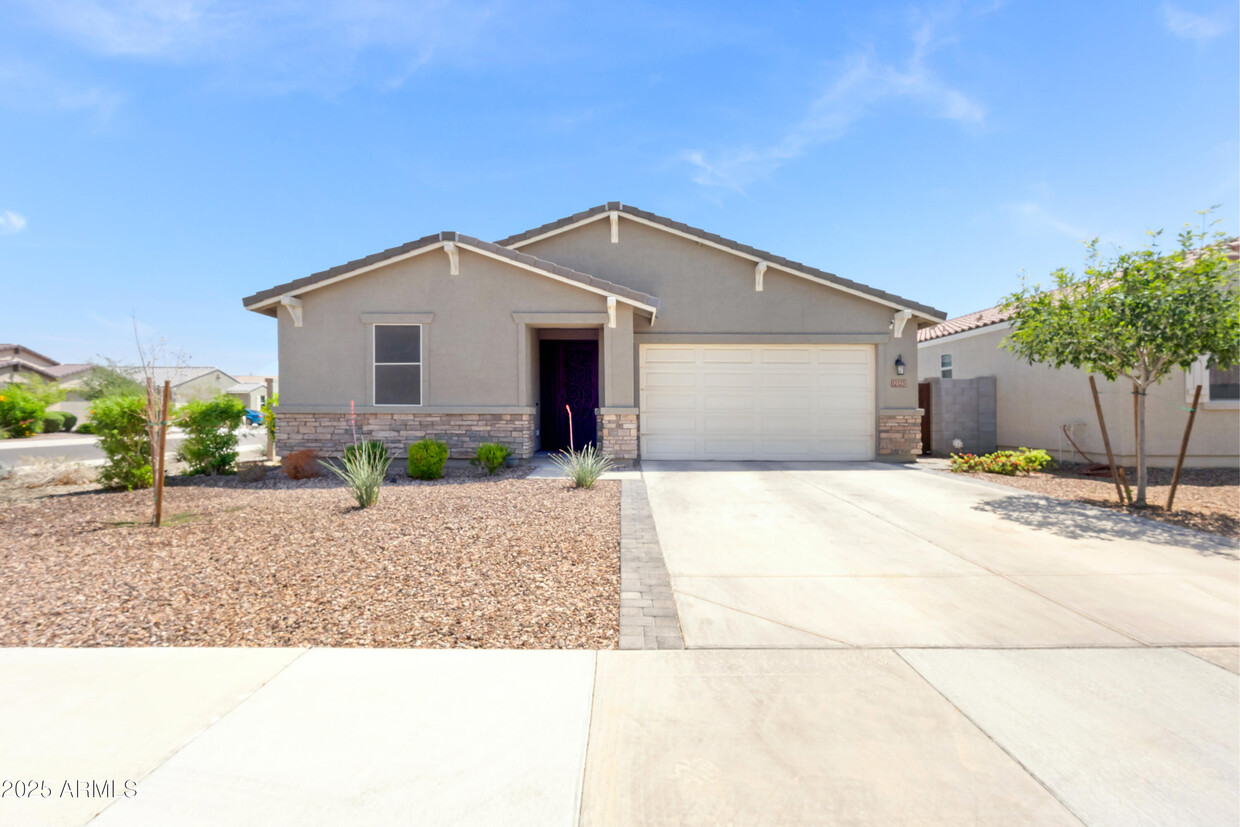 Foto principal - 12323 W Myrtle Ave