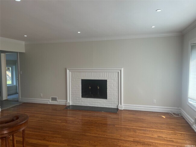 Building Photo - 668 Plandome Rd