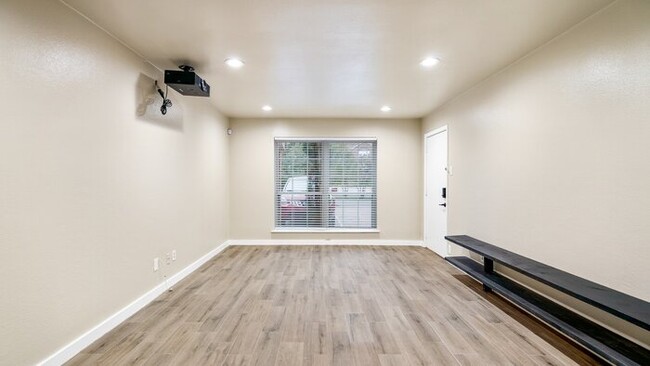 Building Photo - Turtle Creek Town Home