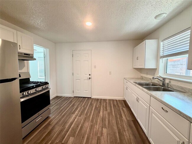 Foto del edificio - 2207 E 12th St