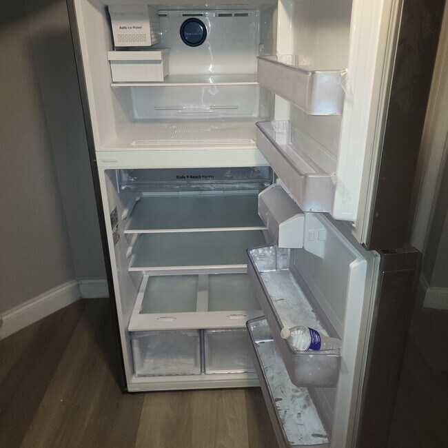 Building Photo - 2401 Poplar Dr