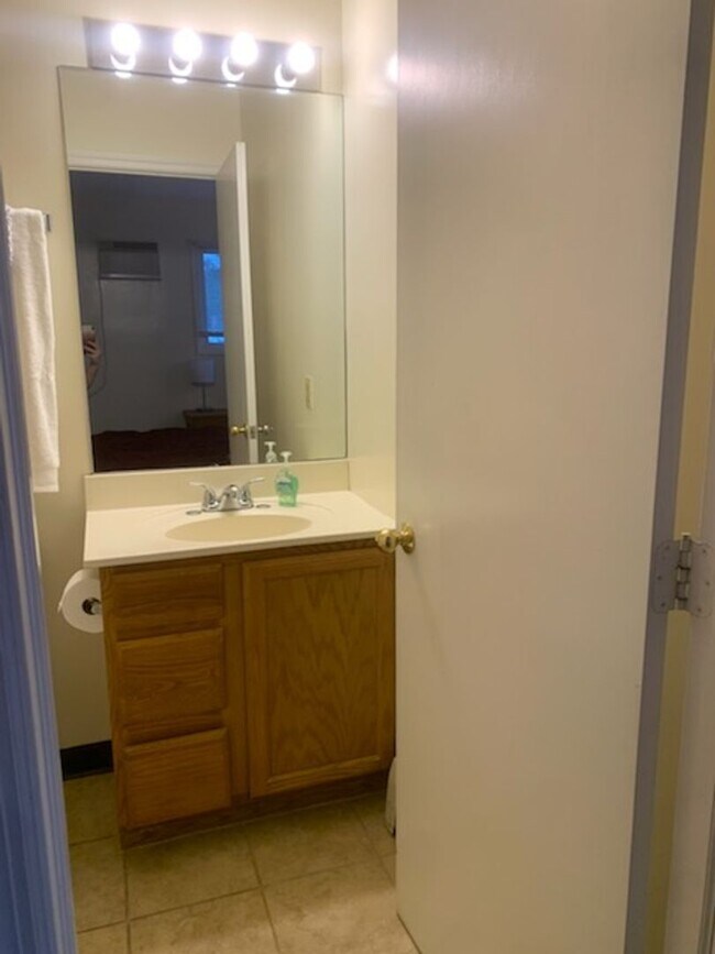 Foto del edificio - Studio Apartment- W. Cherry Lane
