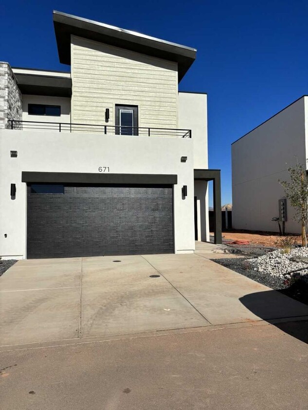 Foto principal - Beautiful Crimson Park Townhome - END UNIT!