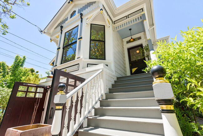 Building Photo - 1529 Mozart St