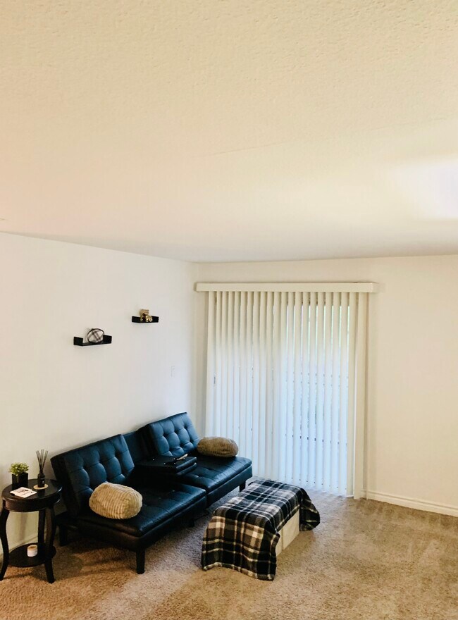 Building Photo - 4918 River Glen Dr