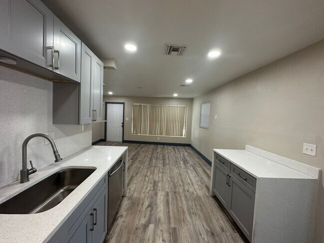 Foto del edificio - Cozy 2BR 1BA Home w/ Quartz Counters • Stainless Steel • Bonus Room in Pompano Beach