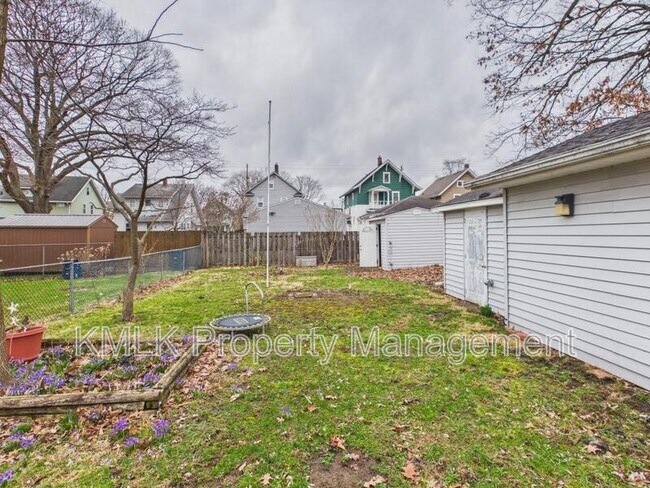 Foto del edificio - 1159 Carey Ave