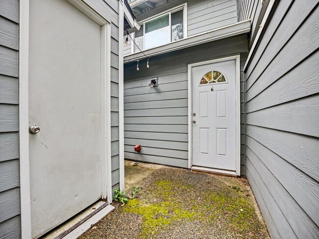 Building Photo - Spacious 2-Story Condo in a Quiet, Well-Located Community!