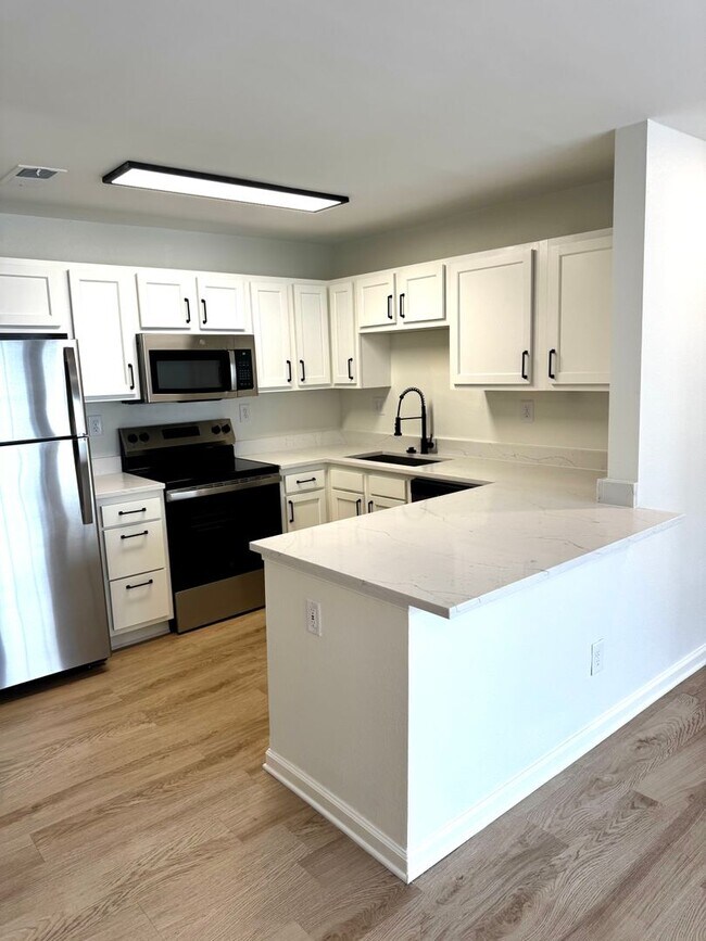 Foto del edificio - Fully Renovated 3BR/3BA Condo at Harper Flatts – Partially Furnished & Close to Auburn University!