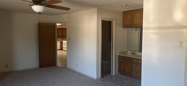 Building Photo - 3 Bedroom 2 Bath Home HOUSING ACCEPTED!