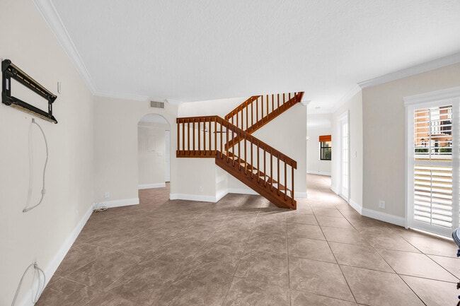 Building Photo - 6 Uno Lago Dr