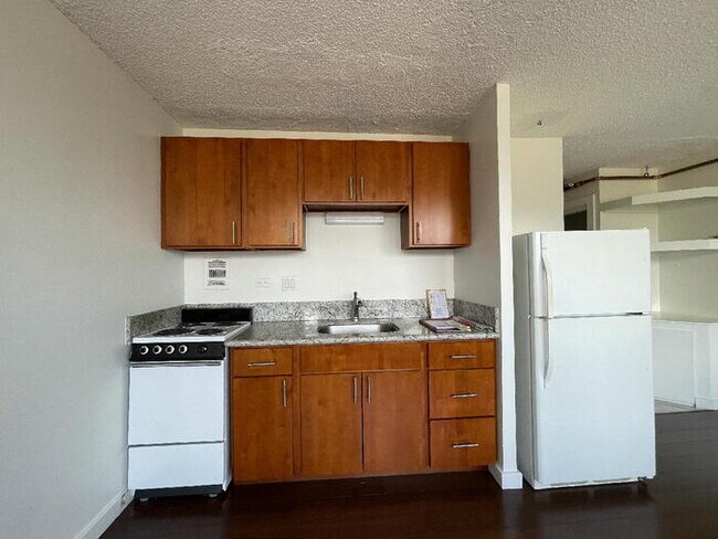 Foto del edificio - To register for the showing time below, no...