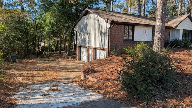 Foto del edificio - Totally Renovated and Spacious with Huge Basement and Yard