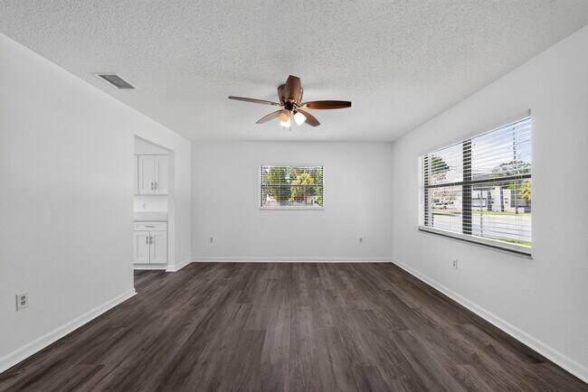 Foto del edificio - 526 Rosery Rd NW