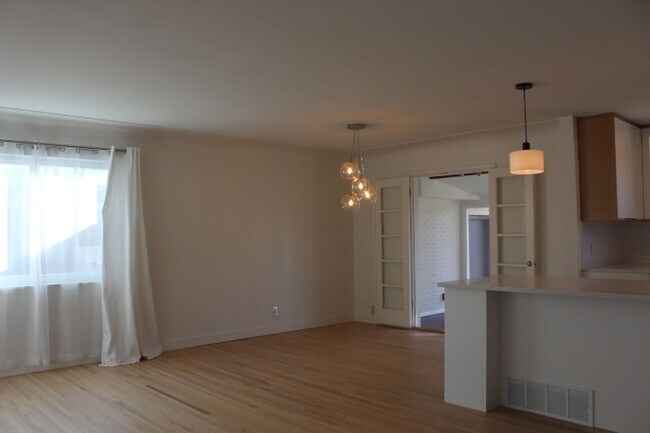 Foto del edificio - Beautifully Remodeled 4 BR/2 BA Home in Wh...