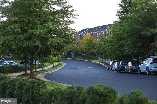 Building Photo - 2456 Eastbourne Dr