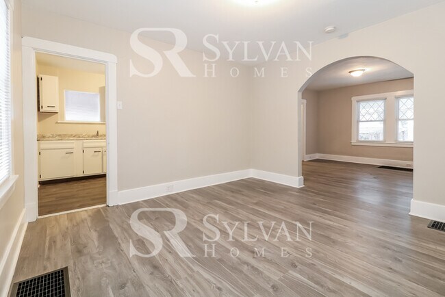 Building Photo - Welcome home to this lovely 3 bedroom, 1 b...