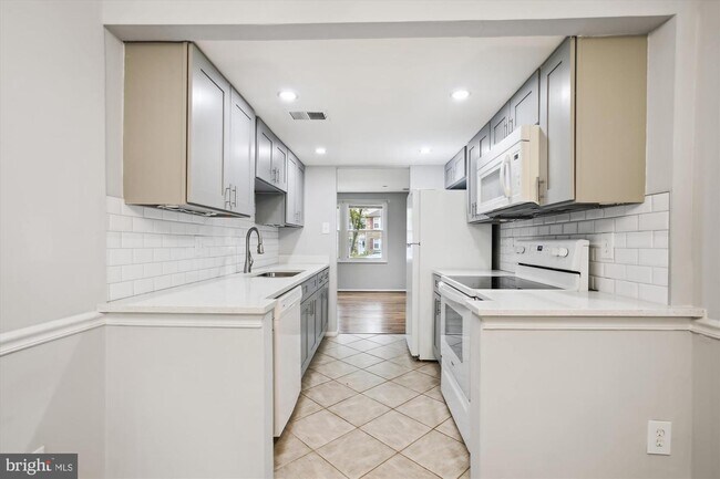 Foto del edificio - 8213 Claremont Woods Dr