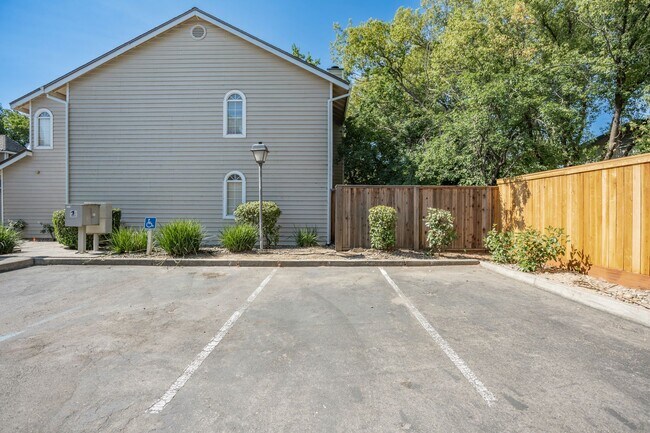 Building Photo - 1049 Bell St
