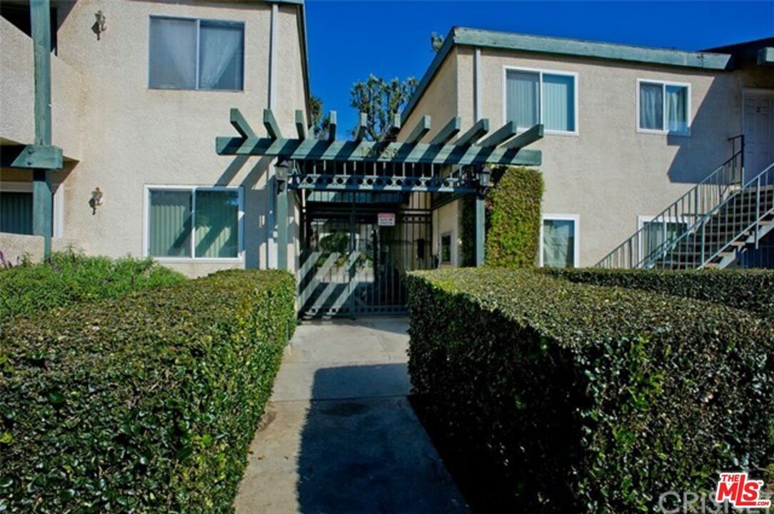 Foto principal - 10636 Woodley Ave