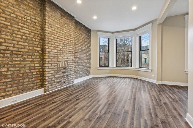 Building Photo - 2111 N Kenmore Ave