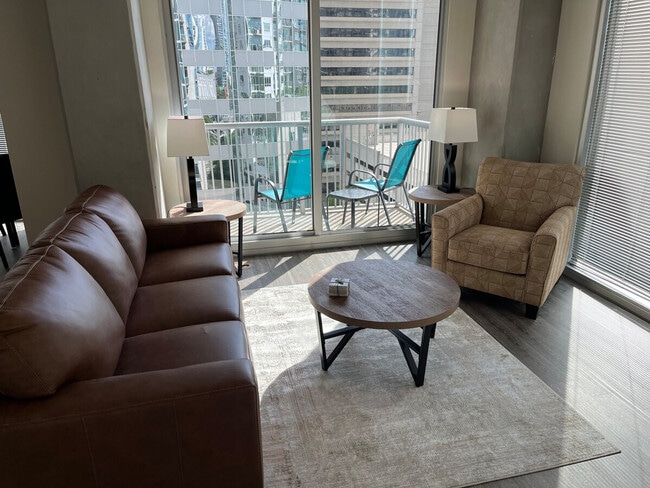 Foto del edificio - 415 S Mint St