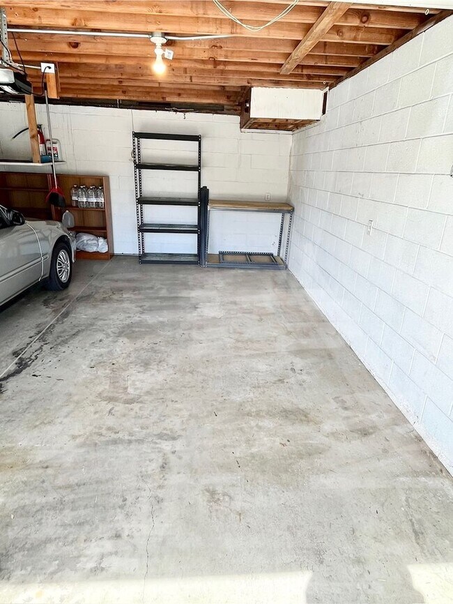 Foto del edificio - Quintessential Ventura 1 bed rear unit with LARGE, PRIVATE, BEAUTIFUL OUTDOOR LIVING AREA