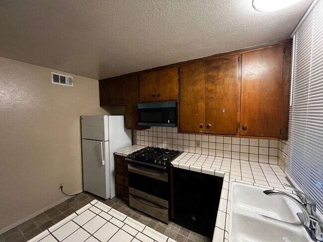 Cocina de gas, microondas nuevo - 2914 Fisher Ct