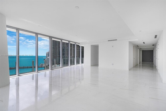 Foto del edificio - 300 Biscayne Boulevard Way